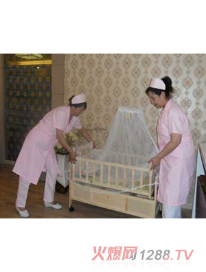 安恩貝母嬰護(hù)理各位護(hù)理師在做房間清潔